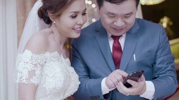 新婚夫妇用智能手机自拍