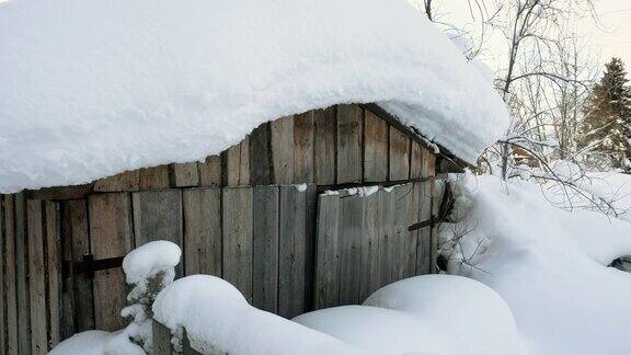 冬天的风景位于西伯利亚的俄罗斯村庄木屋被雪覆盖俄罗斯4k