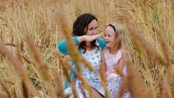 小女孩和妈妈在田野里玩得很开心