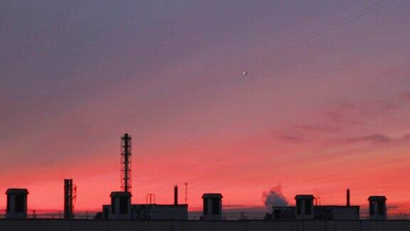 城市屋顶上粉红色的夕阳晚上城市建筑