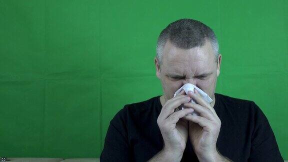 男人用手帕擤鼻子感冒、流感