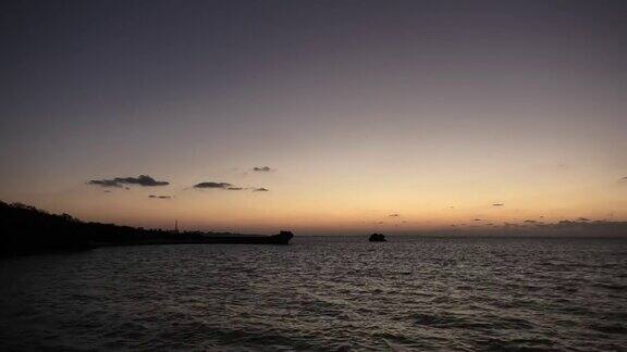 冲绳差滩海岸的夜景