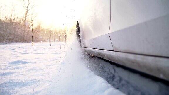 一辆在雪地上牵引力差的车