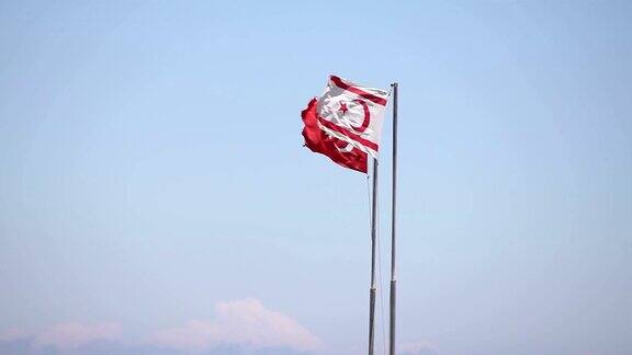 北塞浦路斯北塞浦路斯共和国的国旗映衬着蓝天和大海