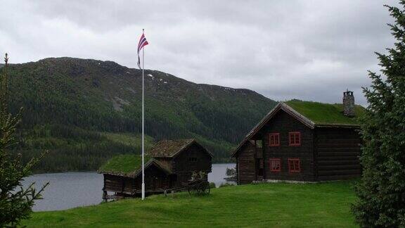 挪威美丽的风景欧斯特比较草屋顶的房子风景很美背景中的山树和雪4KUHD5994帧ProRes422HQ10位