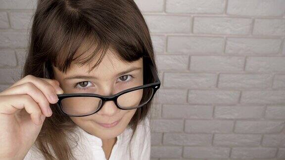 戴眼镜的聪明孩子