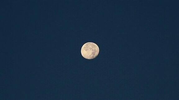 月亮在清晨落下间隔拍摄的视图