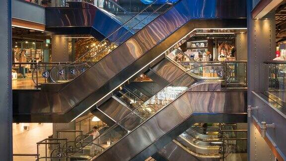 泰国曼谷的延时扶梯侧视图