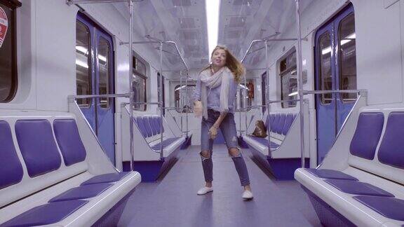 年轻女子在地铁上跳舞