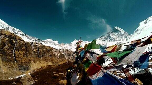 在喜马拉雅山峰上的佛教祈祷