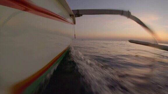 在日出时乘坐亚洲传统船只前往洛维纳湾的海豚观赏点