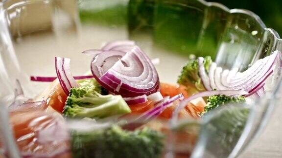 蔬菜掉进了一碗蔬菜沙拉里