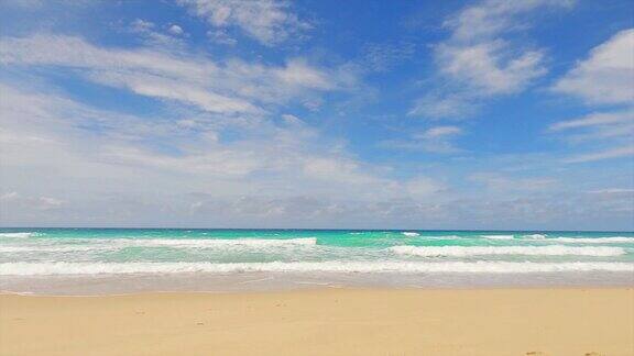 美丽的深蓝色海水和平静的海浪撞击热带夏季沙滩