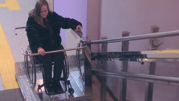 坐轮椅的残疾妇女在机械升降机上爬楼梯