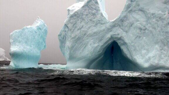 南极洲海洋中的冰山