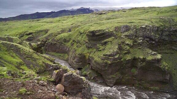 冰岛绿色峡谷中河流的慢动作