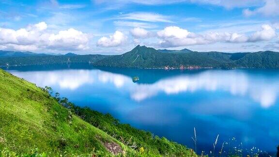 蓝色的马苏湖