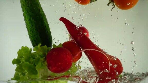 莴苣叶萝卜西红柿黄瓜和甜椒在水中缓慢的运动
