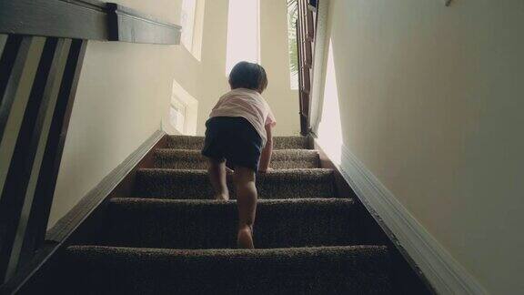小婴儿(24个月)男孩爬上台阶