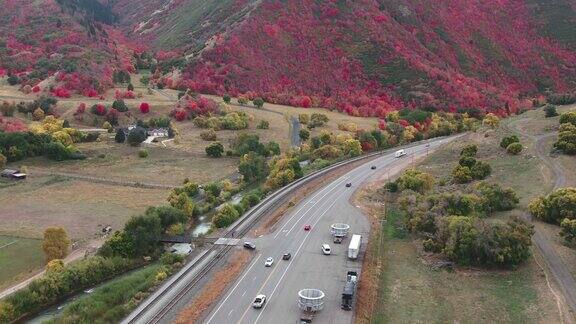无人机拍摄的6号高速公路附近的西班牙叉在一个秋天的晚上当颜色开始变化