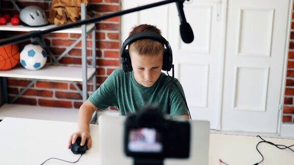 戴着耳机每天录制视频博客的青少年网红