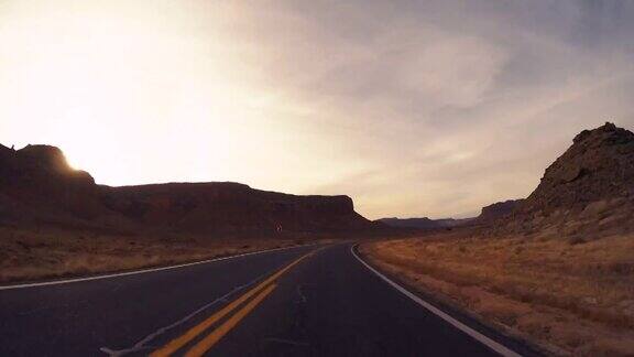 沿着犹他州峡谷旅行-在美国西部的公路旅行