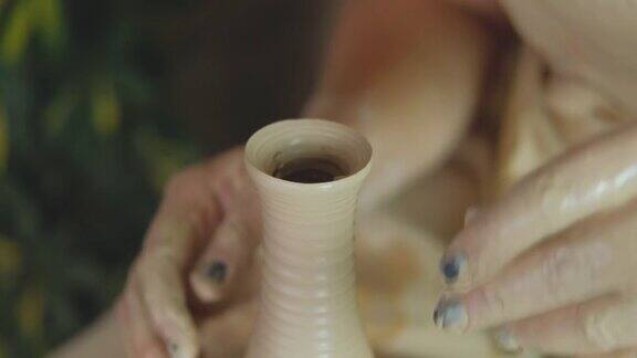 妇女们在陶艺室用粘土做手工