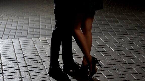 在大街上滥交女性亲吻男性晚上约会激情引诱