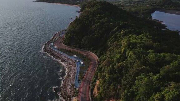 4K超高清无人机拍摄美丽的道路与海和山在泰国