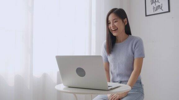年轻的亚洲女性使用笔记本电脑与朋友进行在线视频会议商业女性使用视频电话与社交网络、商业和沟通概念进行会议