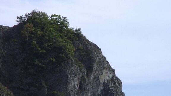 碧绿的岩石海岸线海滩和海浪水面在日本海