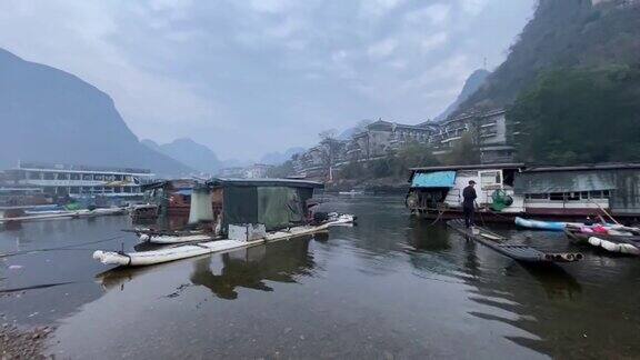 中国广西壮族自治区兴平镇附近的漓江上鸬鹚渔民正准备在夜间捕鱼
