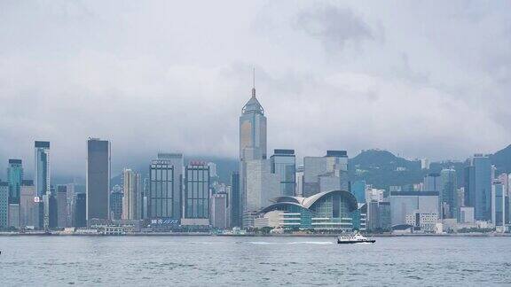 时隐时现多云的维多利亚湾和香港市中心的建筑基础设施-维多利亚港与现代化的商业建筑外城区