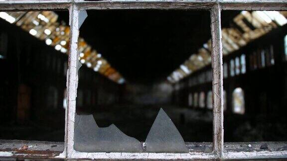 废弃的工业仓库工厂砖楼的破碎窗户