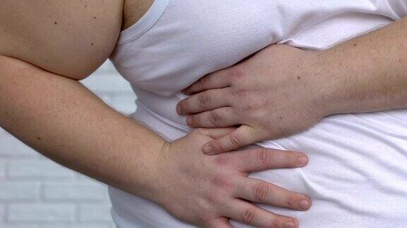 肥胖男性患有肝功能紊乱、消化不良、暴饮暴食等疾病