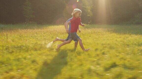 孩子们在太阳下山的时候跑过田野