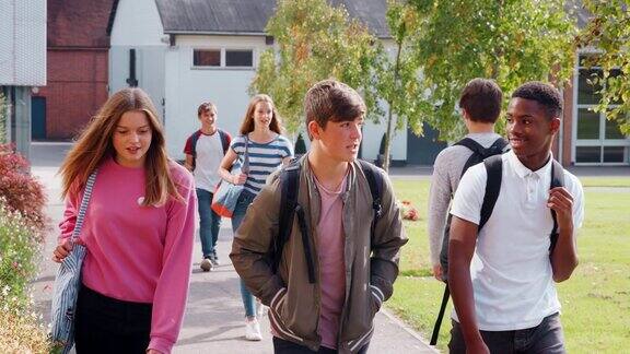 一起在大学校园里散步的青少年学生