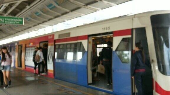 在曼谷乘坐BTS轻轨上下班