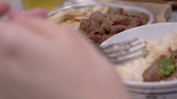 在热盘子上吃肉片的女人日式烧肉