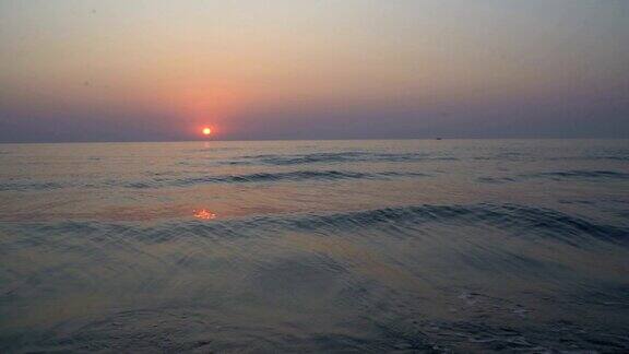 美丽的海上日出