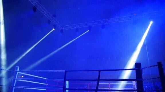 拳击赛之夜前放映机灯光下的拳击场