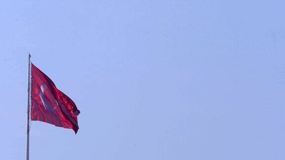 海鸥在慢镜头前飞翔挥舞着土耳其国旗