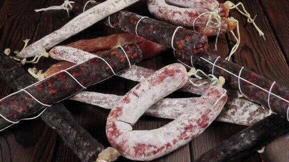 传统的香肠和带模具的香肠香肠香肠放在木板上