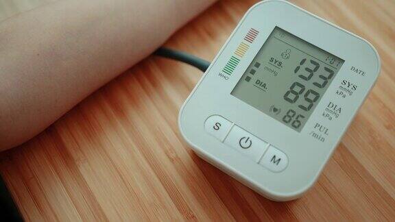 孕妇测量血压时的特写镜头高血压系统家用医疗器械