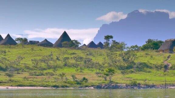 马约帕原住民村卡拉奥河的全景背景是奥扬特普伊河Canaima国家公园委内瑞拉