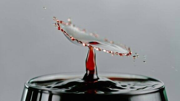 红酒滴入玻璃杯