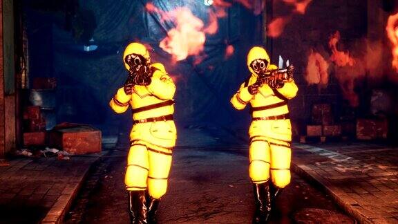 穿着黄色防护服的人用火焰喷射器给城市的受感染区域消毒穿着防细菌服和防毒面具的人