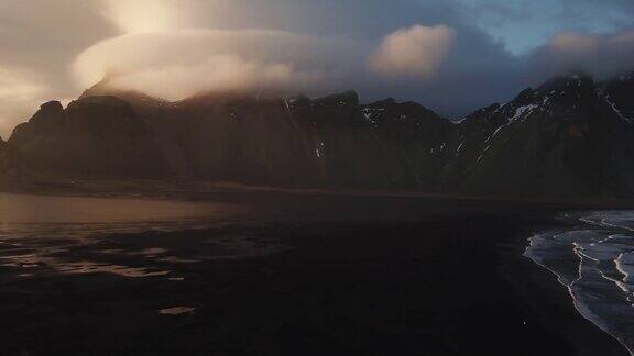 冰岛东部的韦斯特拉霍恩火山