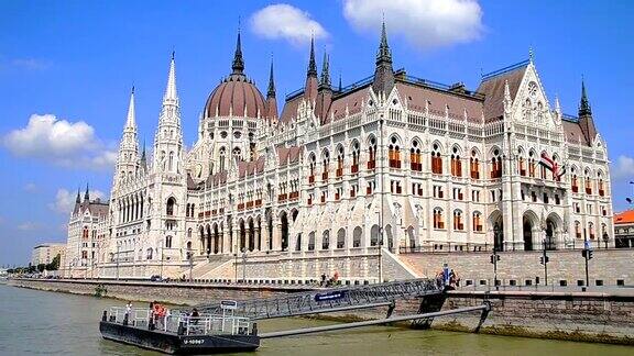 匈牙利国会大厦多瑙河上的景色