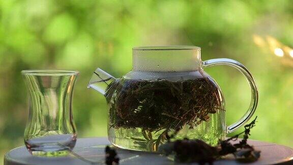 将沸水倒入装有药山药草的透明玻璃茶壶中
